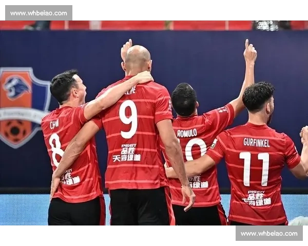 门柱惊魂！连云港队长补时任意球憾中门柱，铁血担当诠释领袖本色